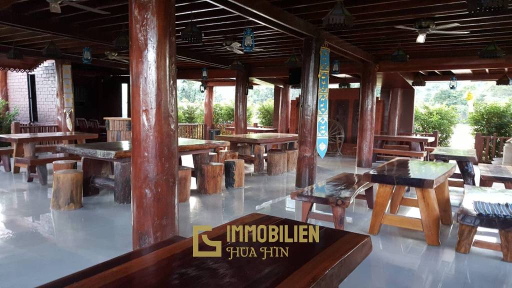 ชะอำ: รีสอร์ทสไตล์ไทย บ้านหลังใหญ่ 1 หลัง และบ้านหลังเล็ก 21 หลัง รวม 30 เตียง