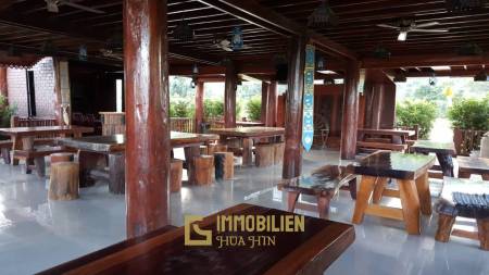 ชะอำ: รีสอร์ทสไตล์ไทย บ้านหลังใหญ่ 1 หลัง และบ้านหลังเล็ก 21 หลัง รวม 30 เตียง