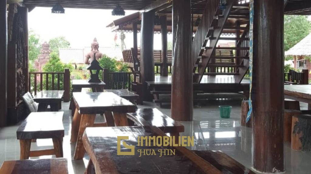 ชะอำ: รีสอร์ทสไตล์ไทย บ้านหลังใหญ่ 1 หลัง และบ้านหลังเล็ก 21 หลัง รวม 30 เตียง