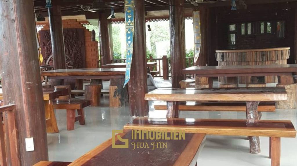 ชะอำ: รีสอร์ทสไตล์ไทย บ้านหลังใหญ่ 1 หลัง และบ้านหลังเล็ก 21 หลัง รวม 30 เตียง