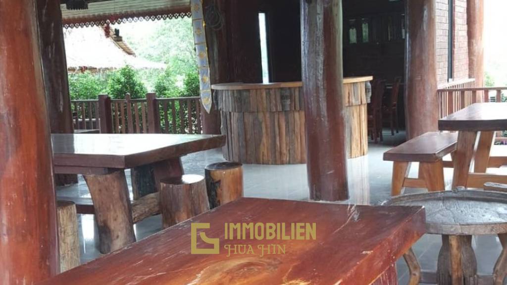 ชะอำ: รีสอร์ทสไตล์ไทย บ้านหลังใหญ่ 1 หลัง และบ้านหลังเล็ก 21 หลัง รวม 30 เตียง