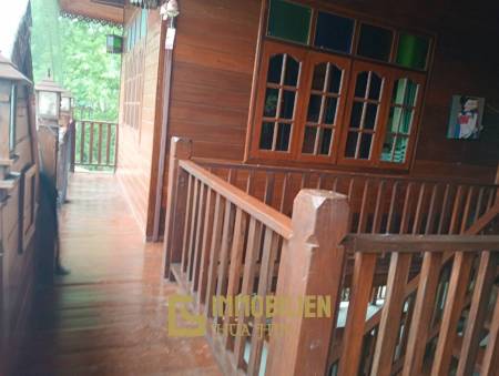 ชะอำ: รีสอร์ทสไตล์ไทย บ้านหลังใหญ่ 1 หลัง และบ้านหลังเล็ก 21 หลัง รวม 30 เตียง