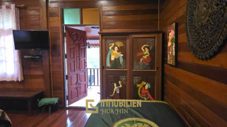 ชะอำ: รีสอร์ทสไตล์ไทย บ้านหลังใหญ่ 1 หลัง และบ้านหลังเล็ก 21 หลัง รวม 30 เตียง