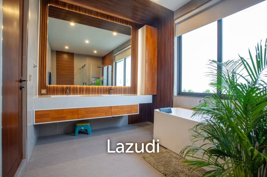 Luxury Villa Close to Everything!