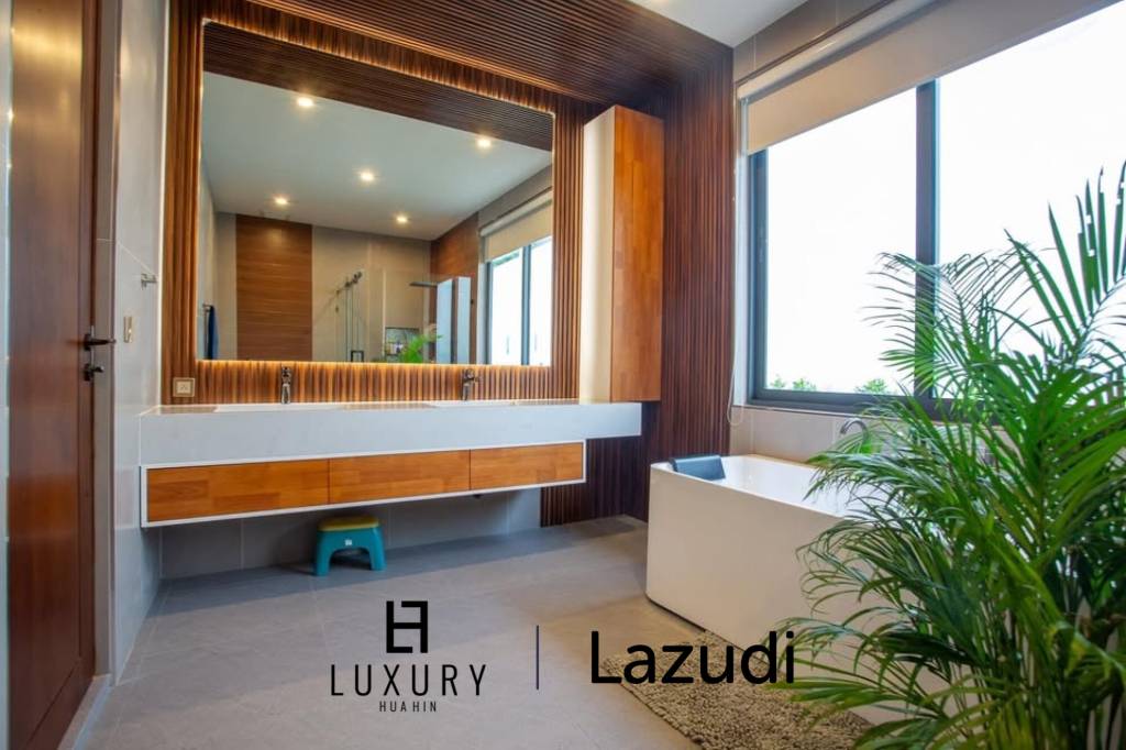 Luxury Villa Close to Everything!