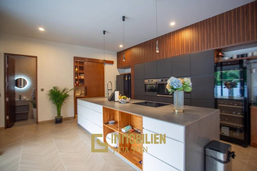 Роскошная вилла недалеко от города