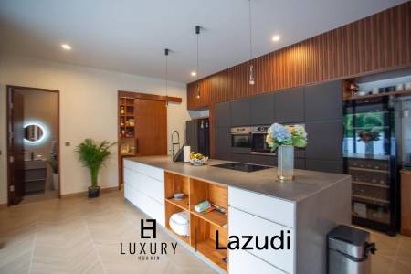 Luxury Villa Close to Everything!