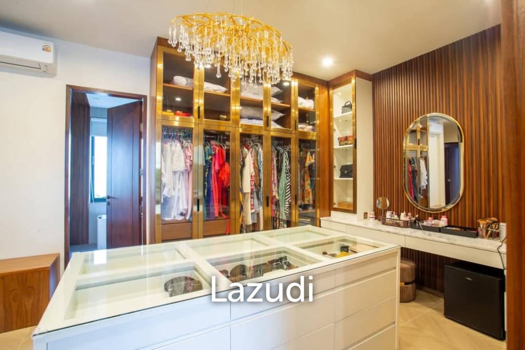 Luxury Villa Close to Everything!