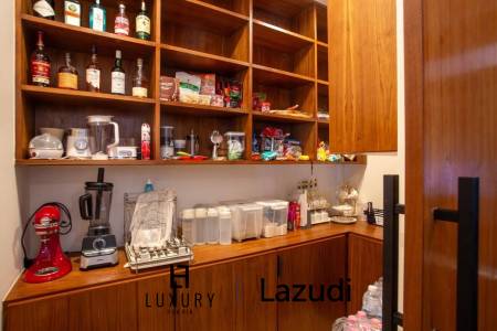 Luxury Villa Close to Everything!