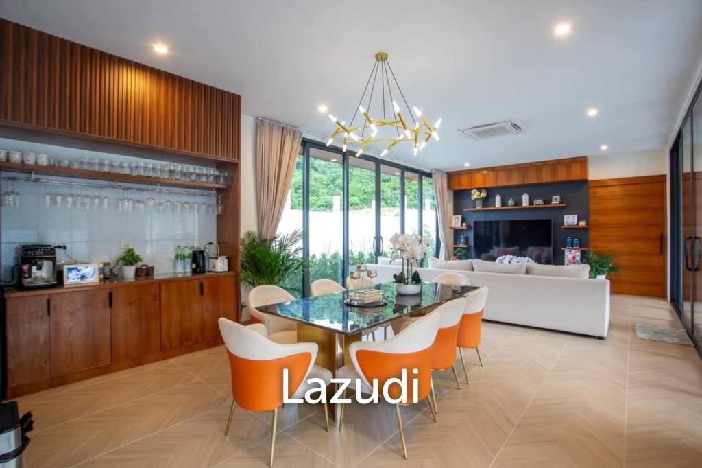 Luxury Villa Close to Everything!