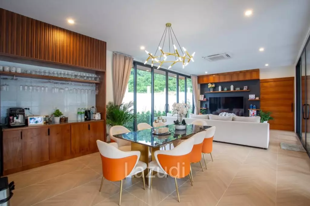Luxury Villa Close to Everything!