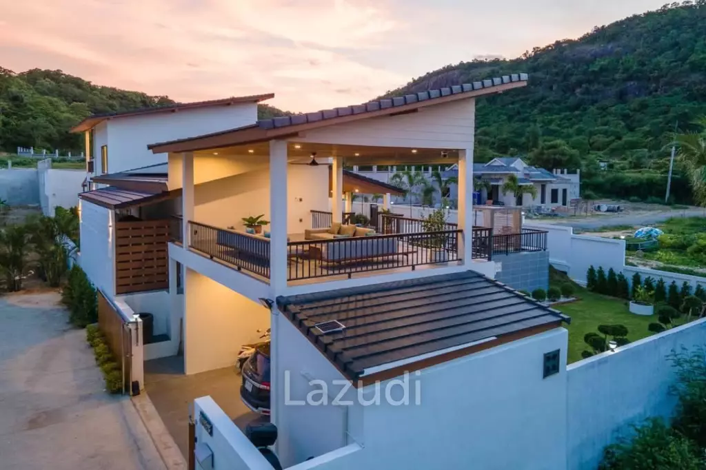 Luxury Villa Close to Everything!