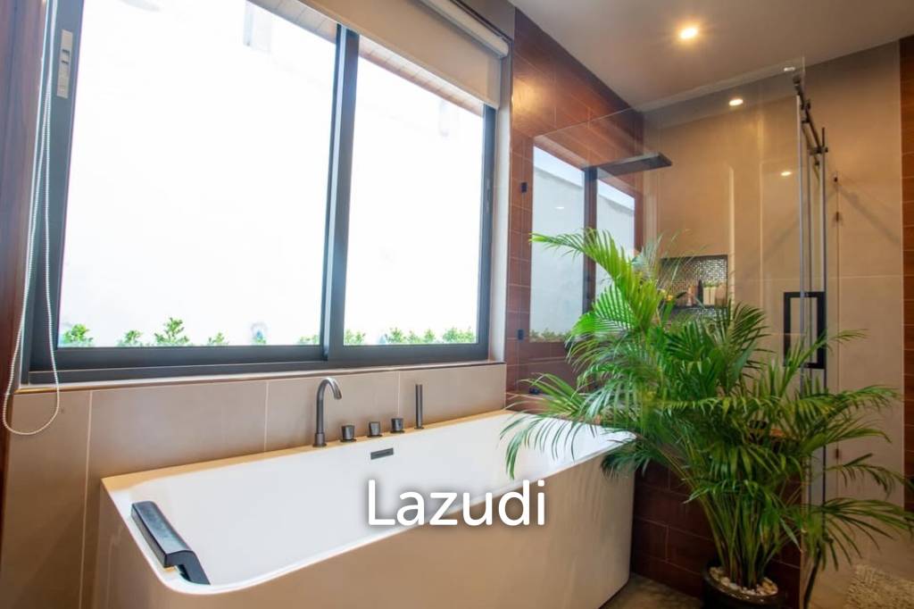 Luxury Villa Close to Everything!