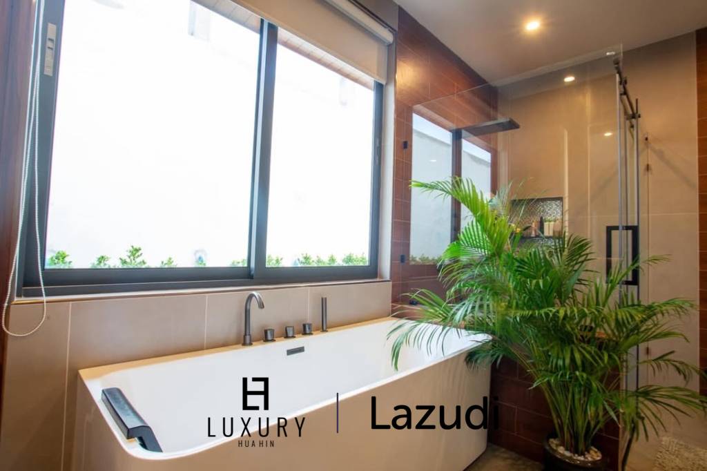 Luxury Villa Close to Everything!