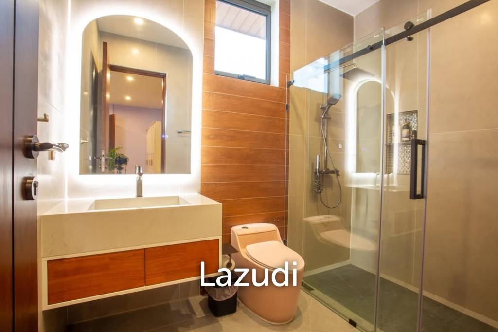 Luxury Villa Close to Everything!