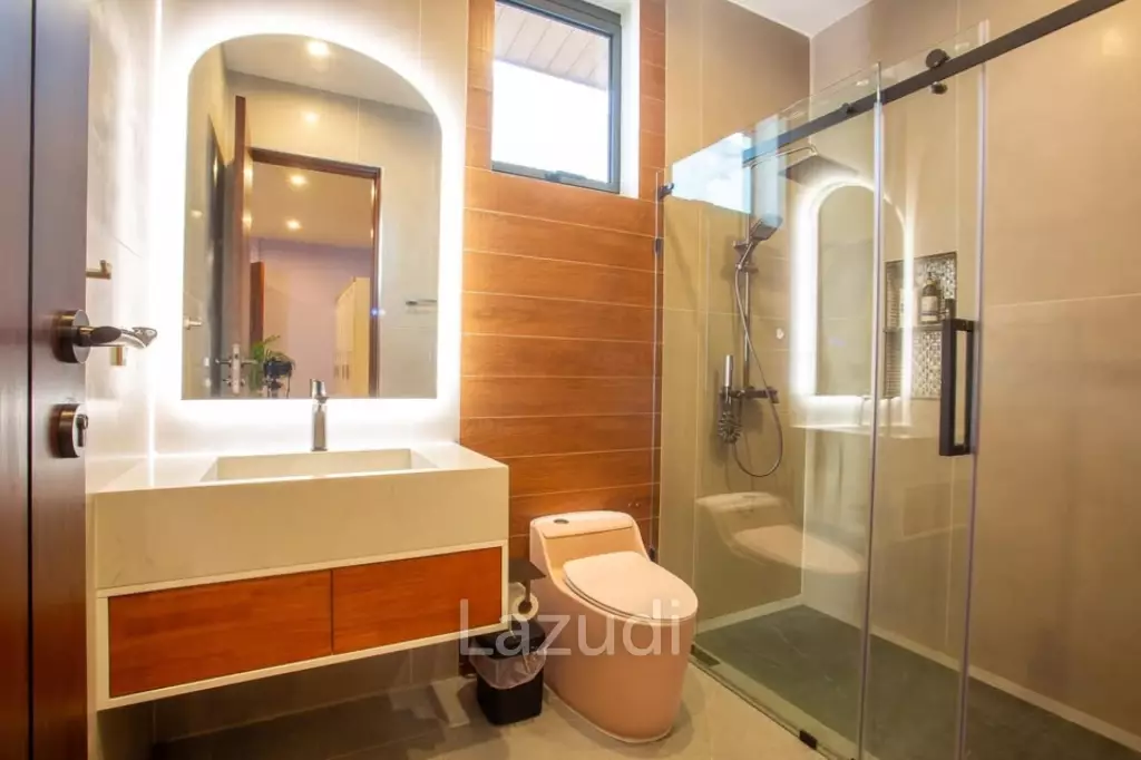 Luxury Villa Close to Everything!
