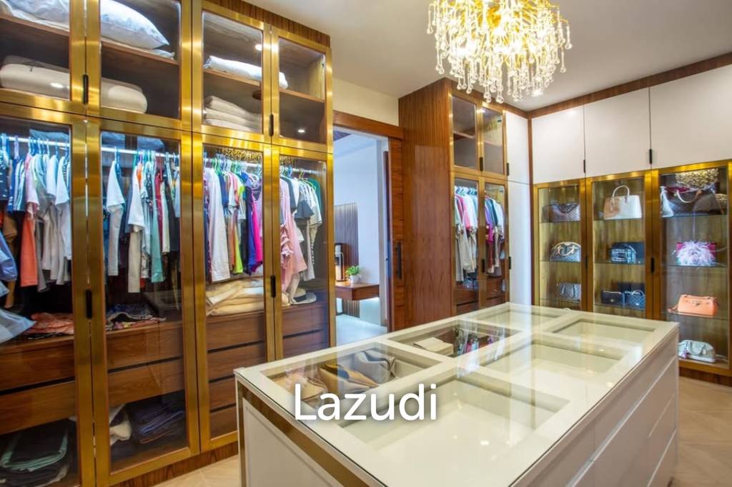 Luxury Villa Close to Everything!
