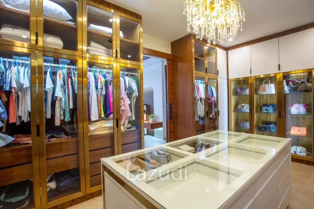 Luxury Villa Close to Everything!