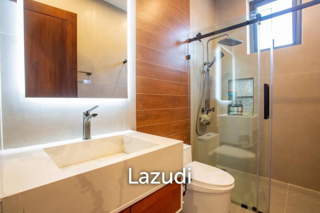 Luxury Villa Close to Everything!