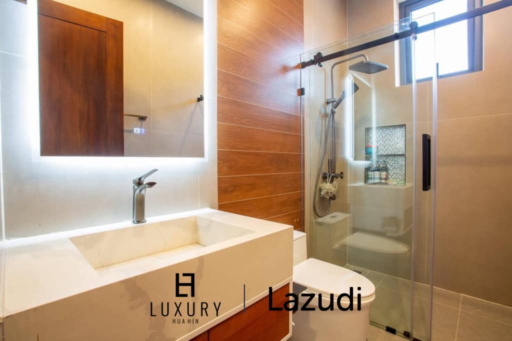 Luxury Villa Close to Everything!