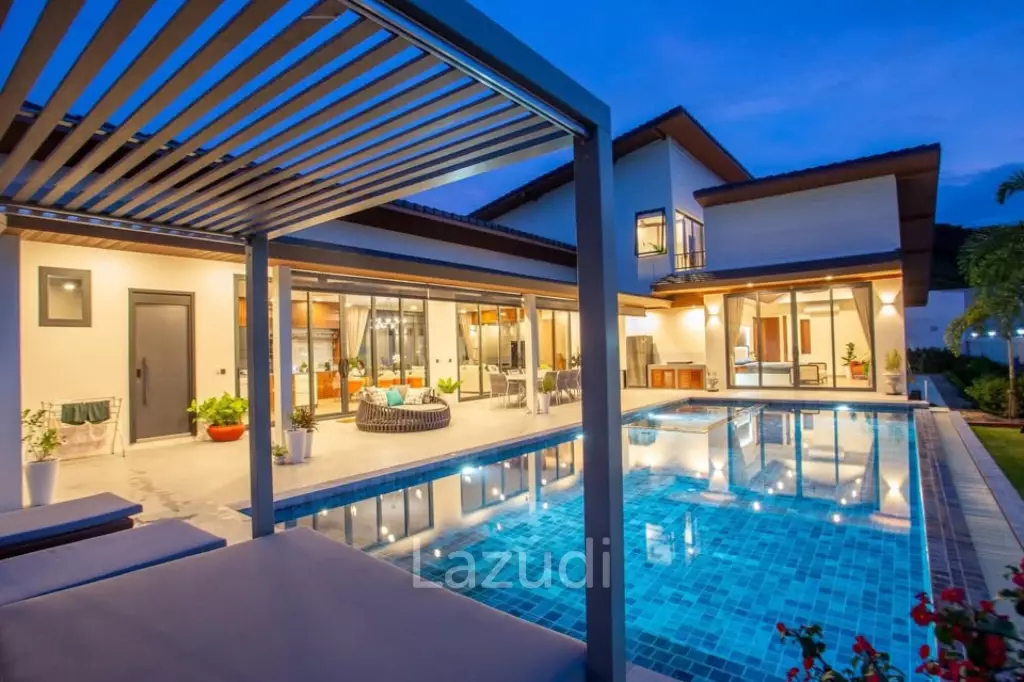 Luxury Villa Close to Everything!