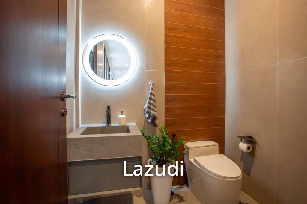 Luxury Villa Close to Everything!
