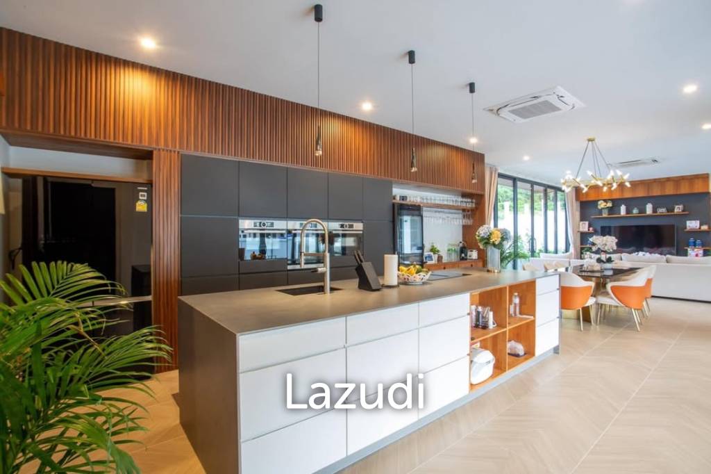Luxury Villa Close to Everything!