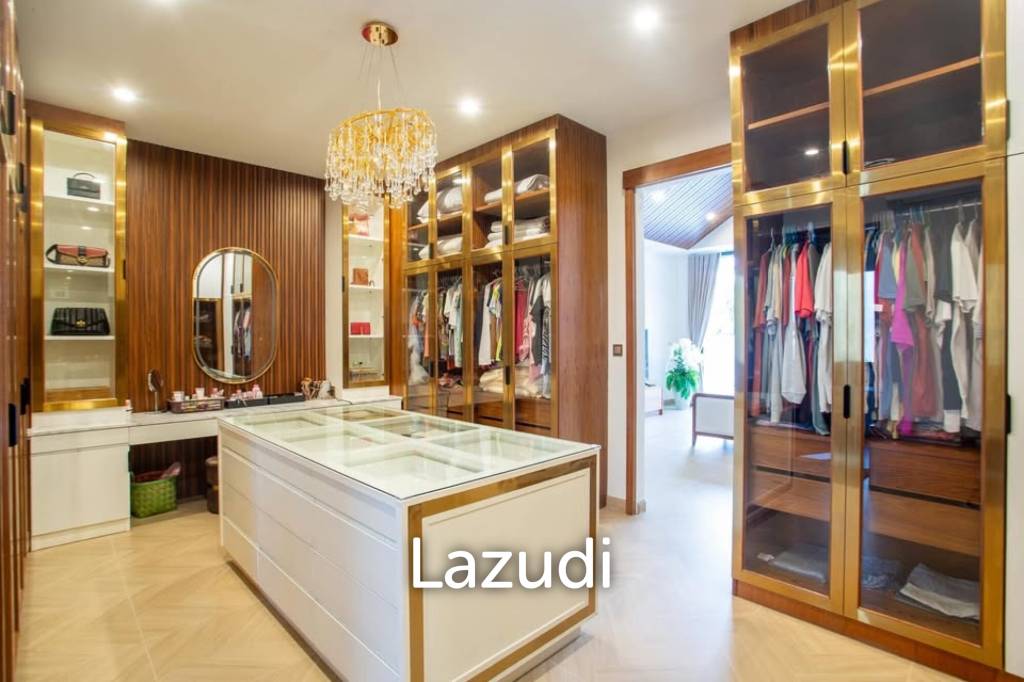 Luxury Villa Close to Everything!