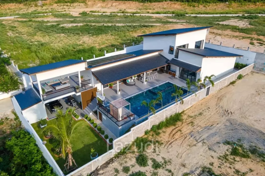 Luxury Villa Close to Everything!