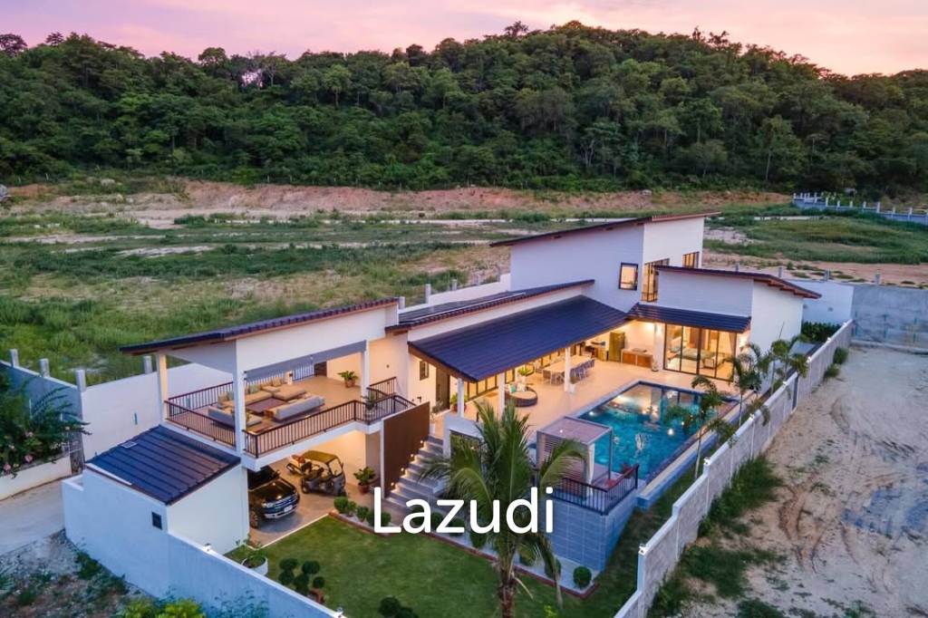 Luxury Villa Close to Everything!