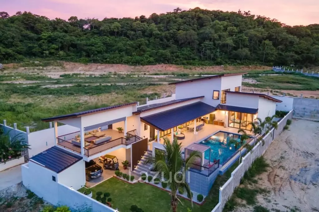 Luxury Villa Close to Everything!