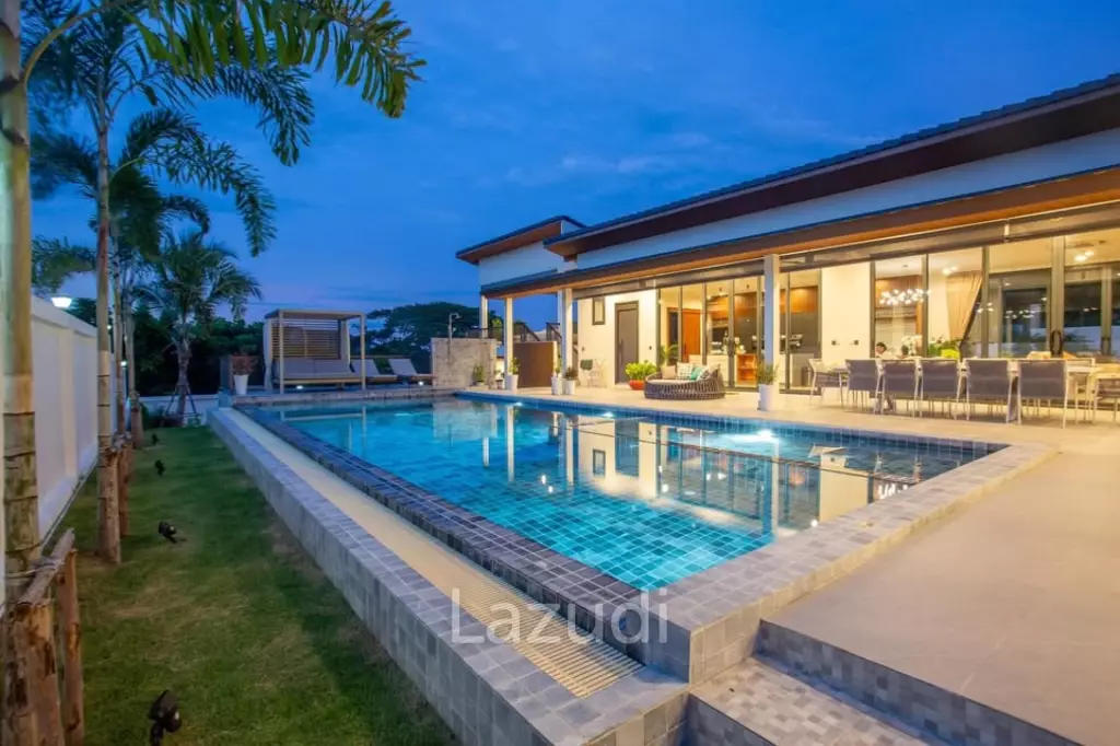 Luxury Villa Close to Everything!