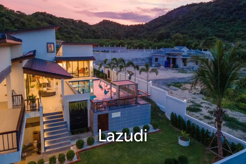 Luxury Villa Close to Everything!