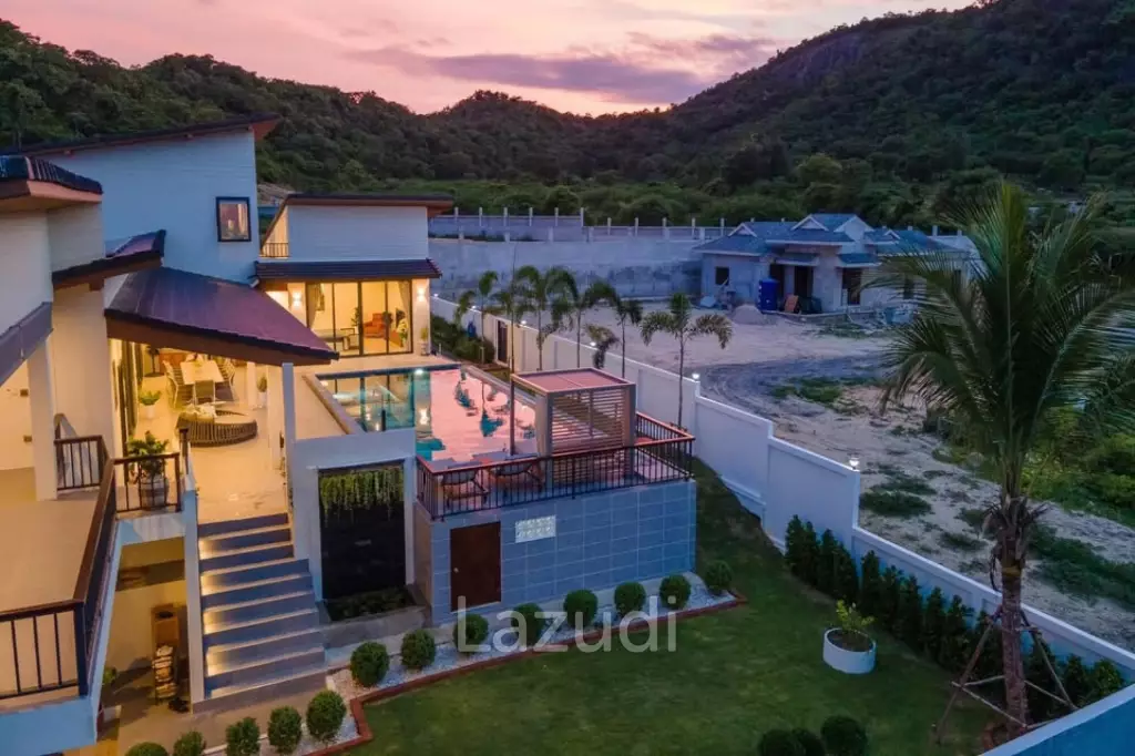 Luxury Villa Close to Everything!