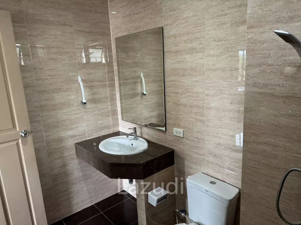 SOI 102: 3 Bedroom house, common pool, cover parking