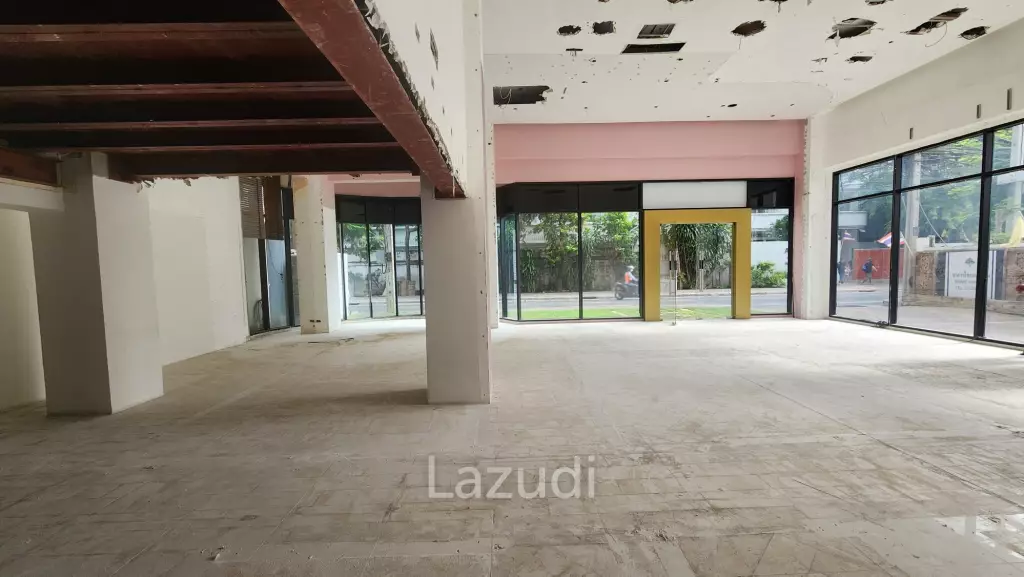 184SQM Retail Space with High Ceilings in Phrom Phong Soi 39 Resident Building– Perfect for Spa, Retail or Restaurant