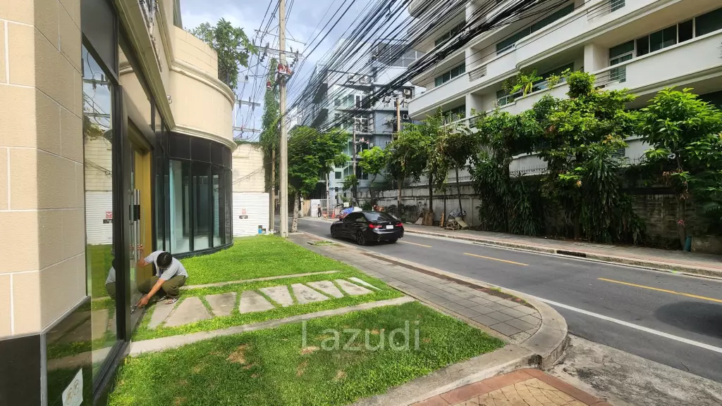 184SQM Retail Space with High Ceilings in Phrom Phong Soi 39 Resident Building– Perfect for Spa, Retail or Restaurant