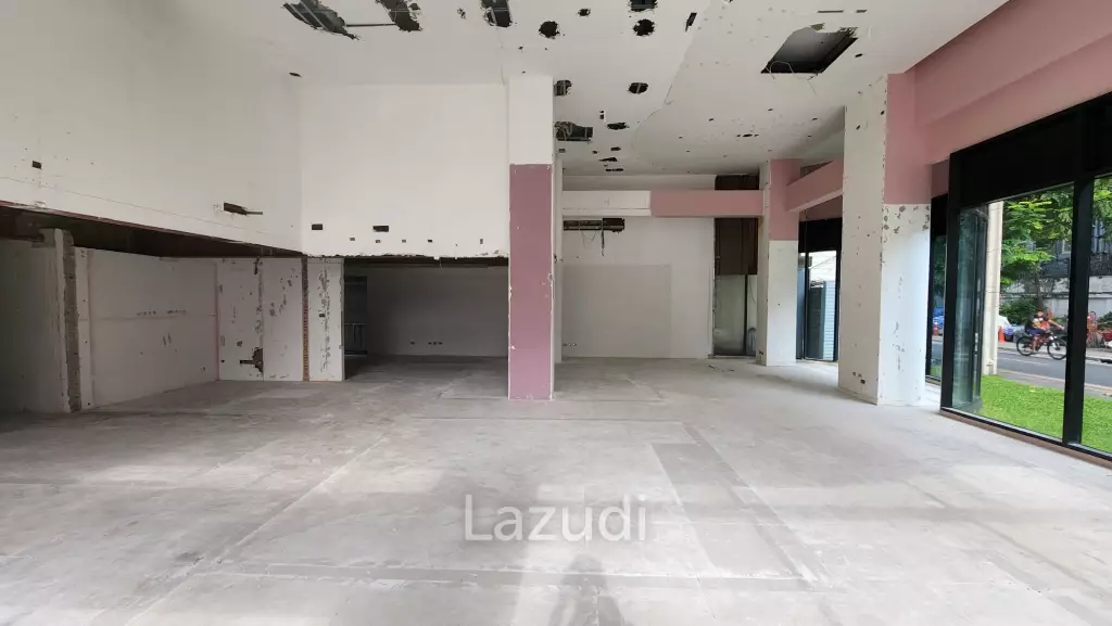 184SQM Retail Space with High Ceilings in Phrom Phong Soi 39 Resident Building– Perfect for Spa, Retail or Restaurant