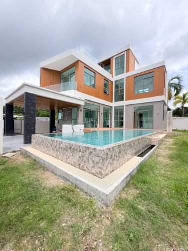 Newly Built 4-Bedroom Pool Villa near BCIS International School in Chalong