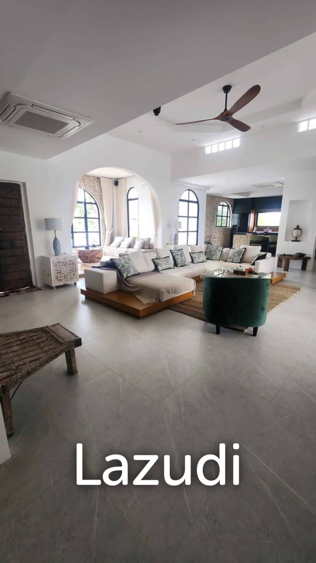 Ultra-Luxury 5-Bedroom Villa: Black Mountain, Saltwater pool