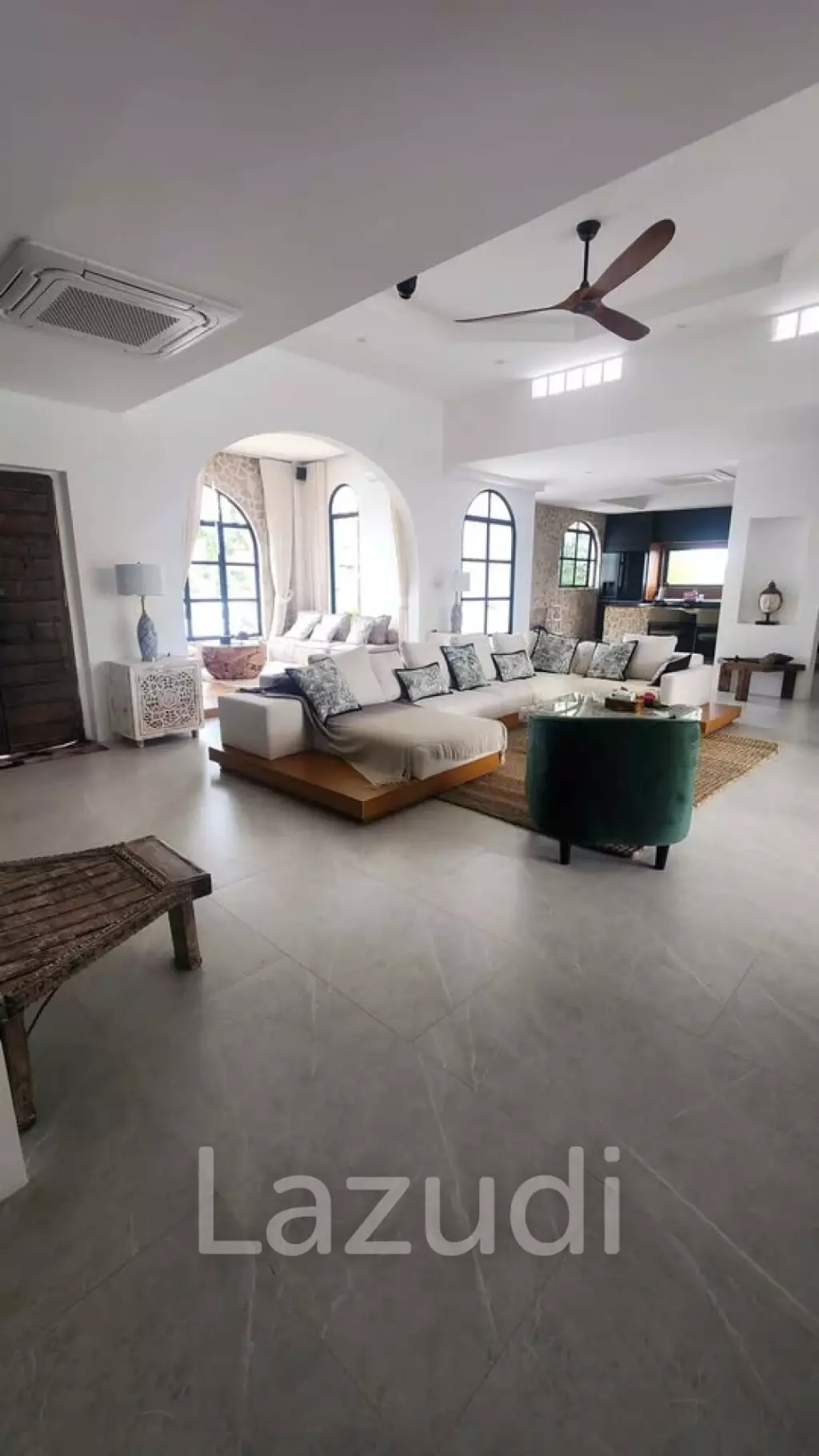 Ultra-Luxury 5-Bedroom Villa: Black Mountain, Saltwater pool