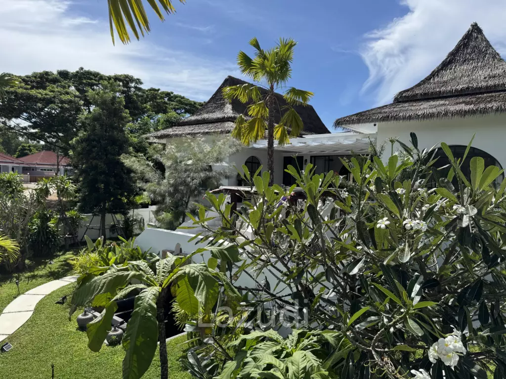 Ultra-Luxury 5-Bedroom Villa: Black Mountain, Saltwater pool