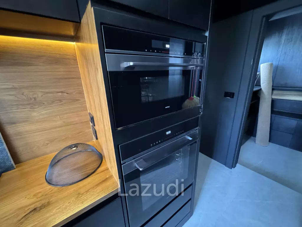 Ultra-Luxury 5-Bedroom Villa: Black Mountain, Saltwater pool