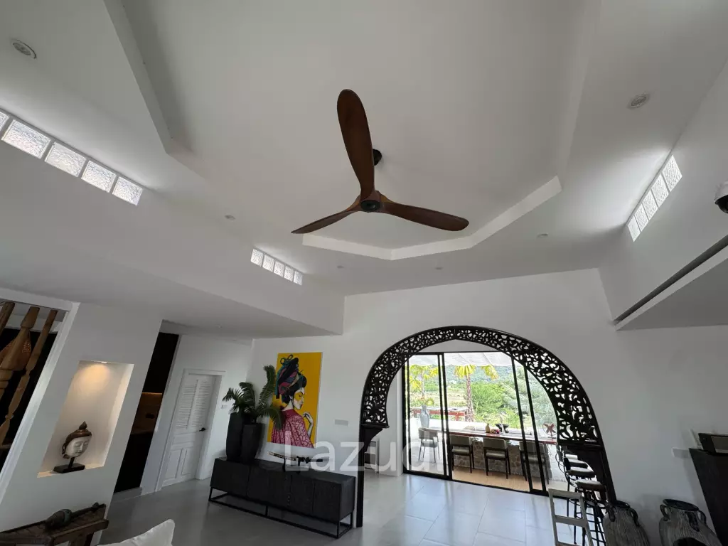 Ultra-Luxury 5-Bedroom Villa: Black Mountain, Saltwater pool