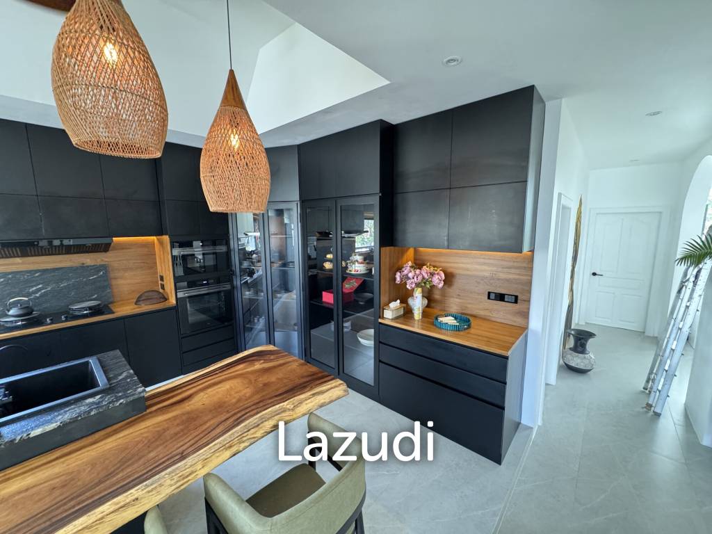 Ultra-Luxury 5-Bedroom Villa: Black Mountain, Saltwater pool
