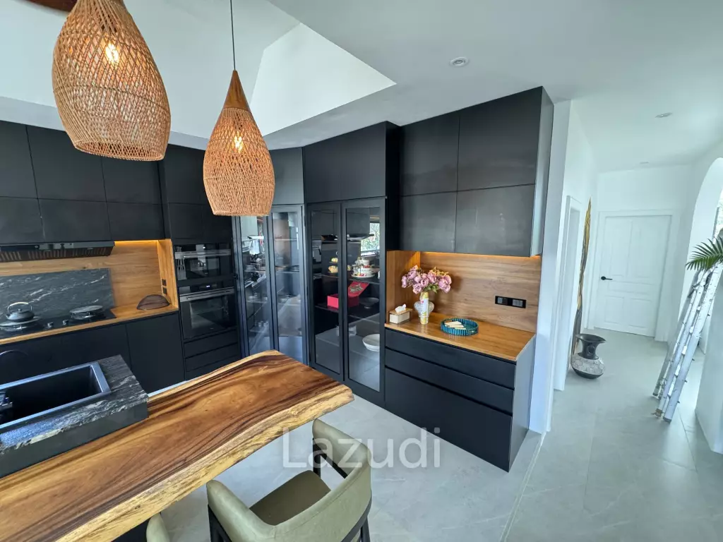 Ultra-Luxury 5-Bedroom Villa: Black Mountain, Saltwater pool