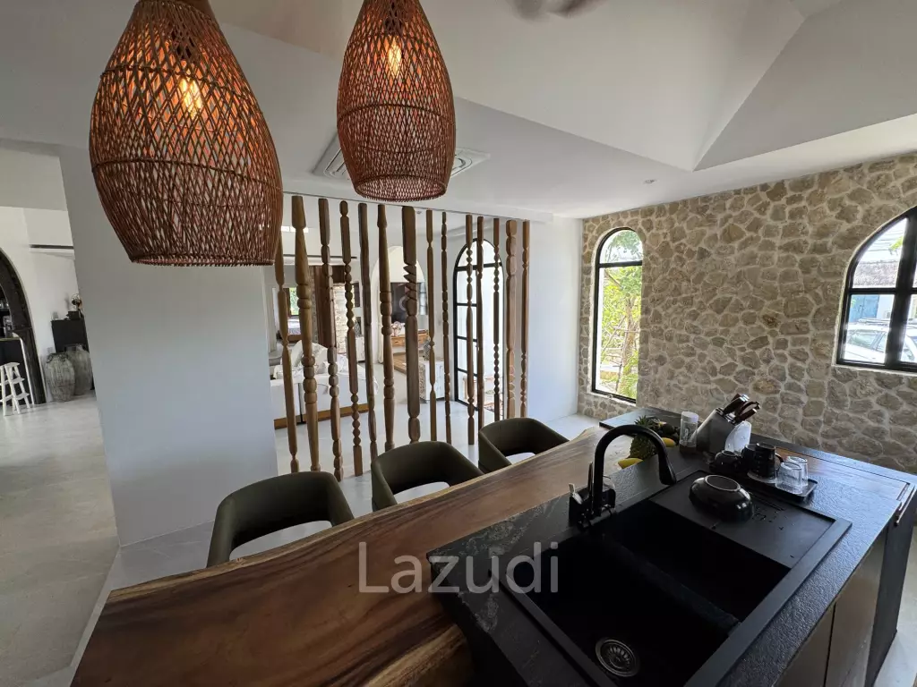 Ultra-Luxury 5-Bedroom Villa: Black Mountain, Saltwater pool