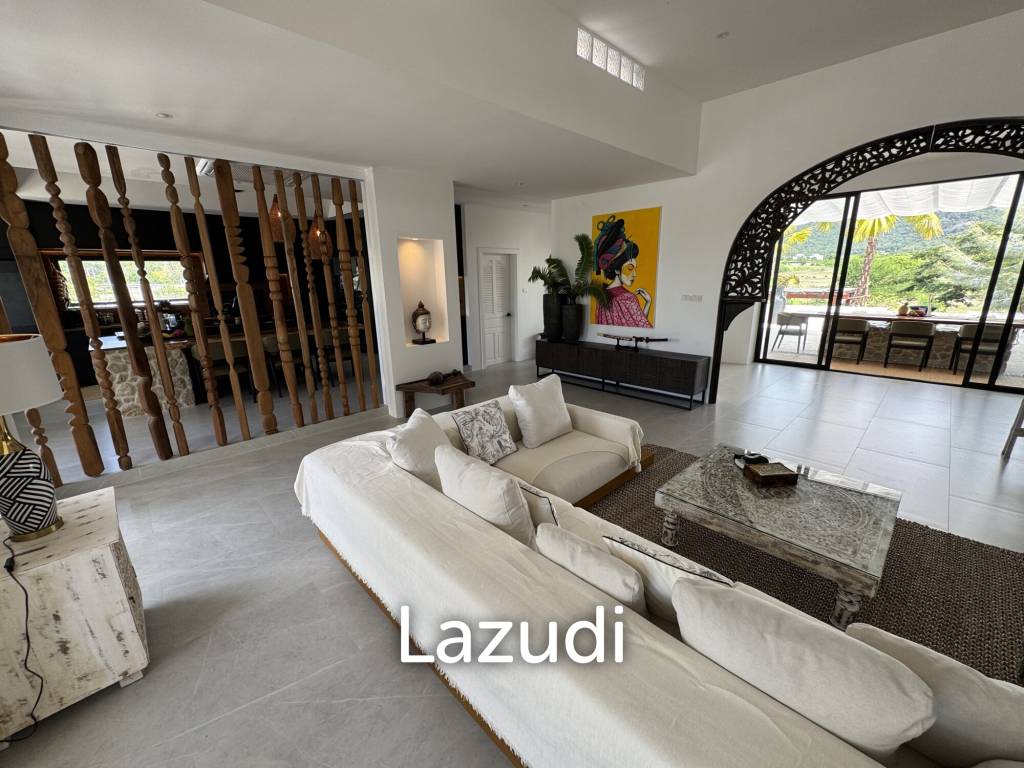 Ultra-Luxury 5-Bedroom Villa: Black Mountain, Saltwater pool