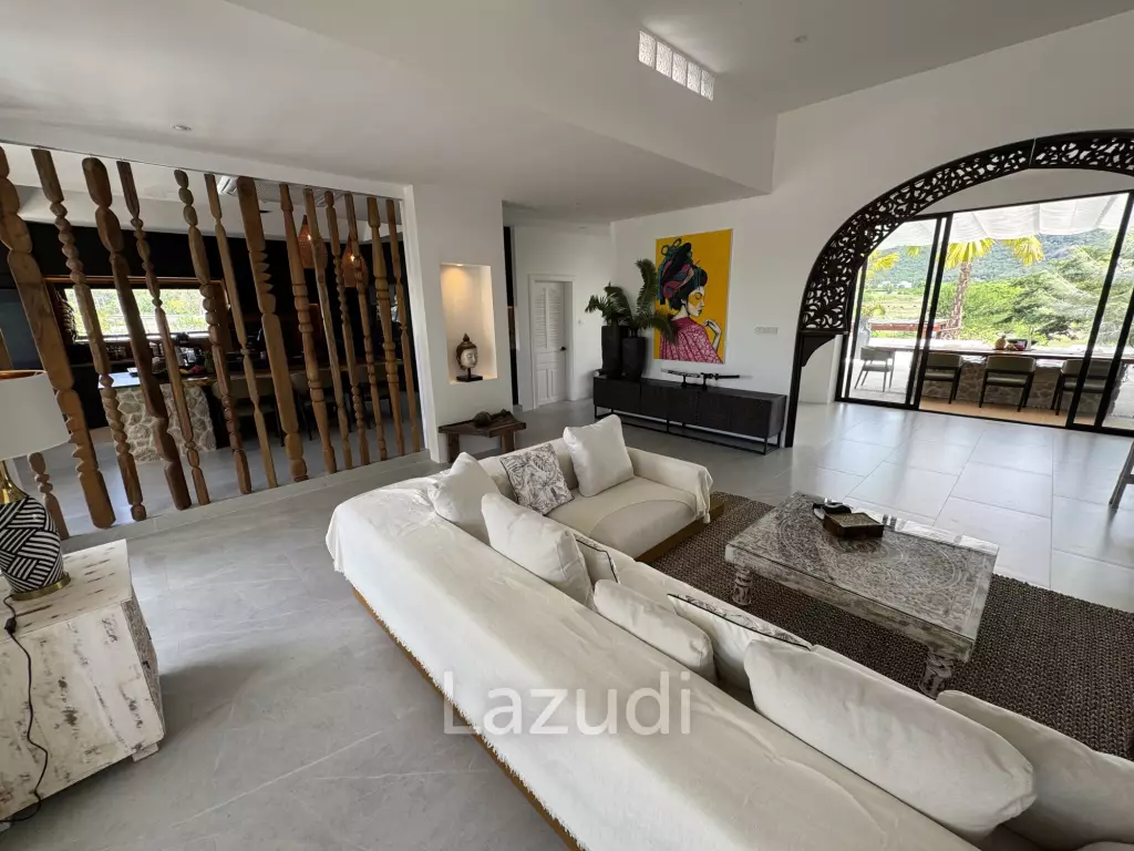 Ultra-Luxury 5-Bedroom Villa: Black Mountain, Saltwater pool