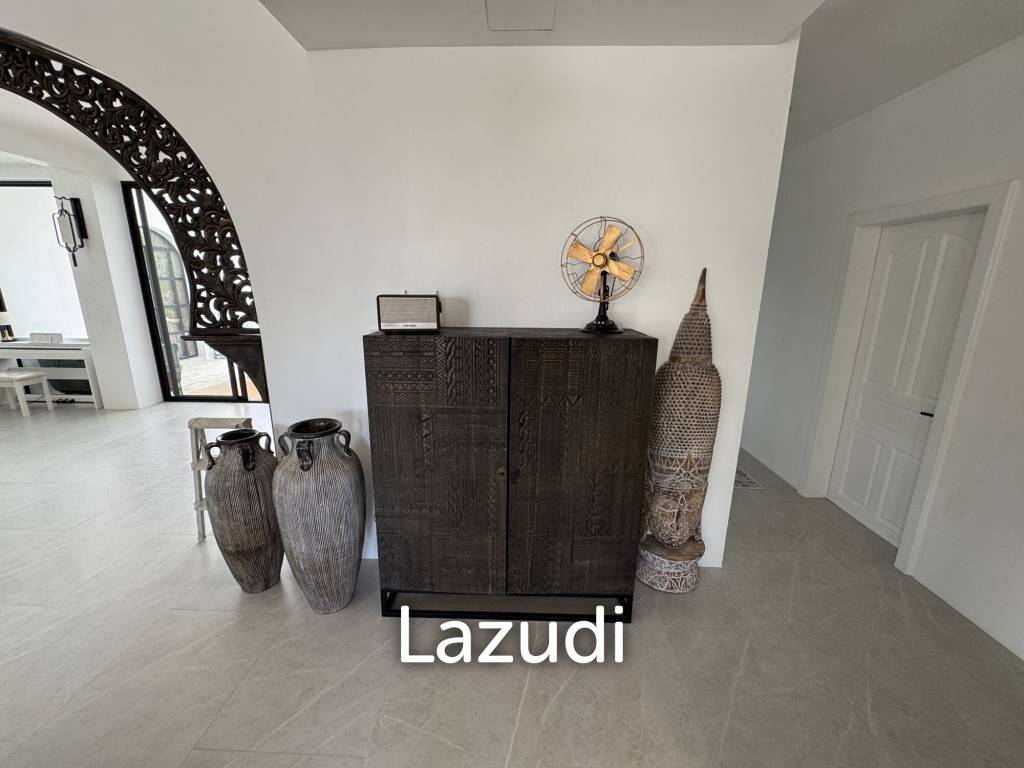 Ultra-Luxury 5-Bedroom Villa: Black Mountain, Saltwater pool